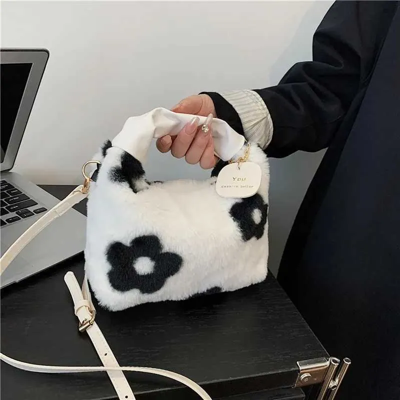 Wan Soft Plush Handbag New Fi Autumn/Winter Korean Edition Simple Ten Font Shopping Bag Y241106_voghion.com