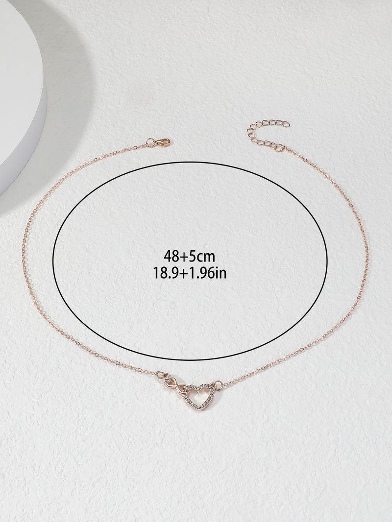 Semplice e squisito ciondolo d'amore per le donne. Collana alla moda ed elegante con clavicola a forma di cuore di pesca._voghion.com