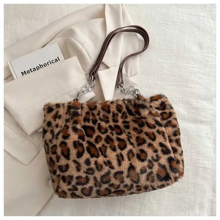 Le sac à bandoulière en peluche imprimé léopard pour femme est un sac à bandoulière décontracté et à la mode avec une grande capacité et une texture haut de gamme_voghion.com
