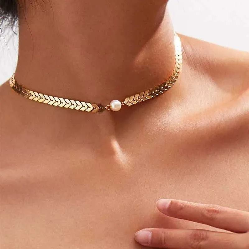 Elegante collana girocollo con perle e catena con nappe dorata_voghion.com