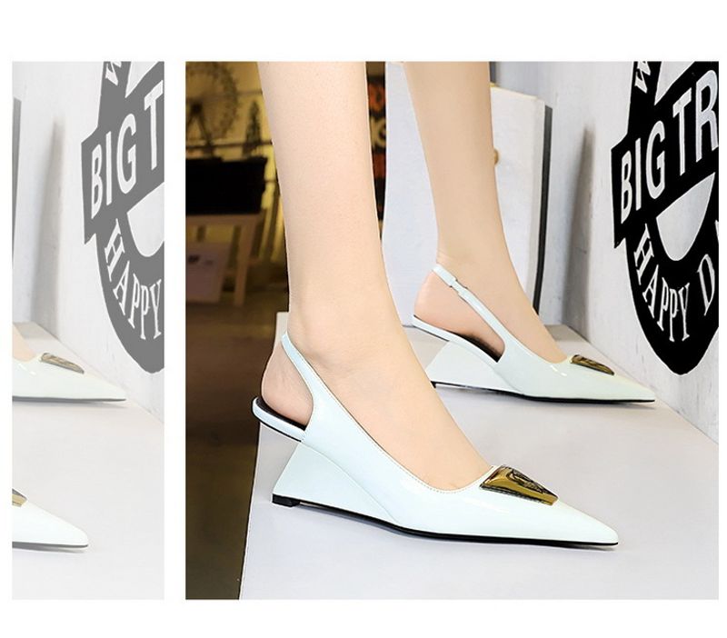 Scarpe da donna in stile 1097-K55 con tacco alto e slingback, cinturino posteriore traforato in vernice, punta bassa e appuntita_voghion.com