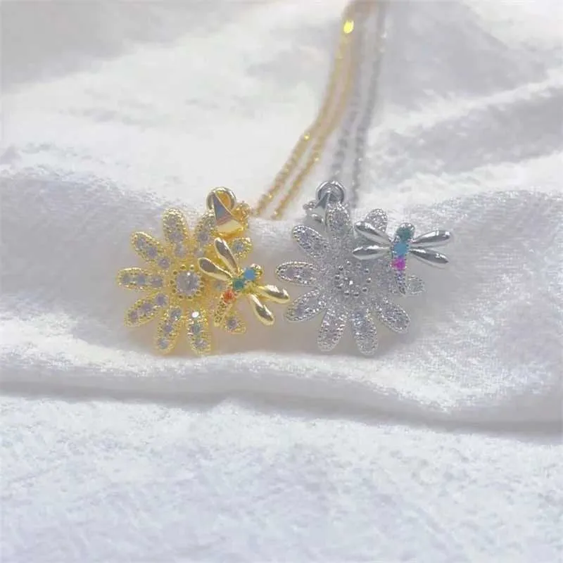 Collane con ciondolo alla moda e belle, collana con piccolo crisantemo, squisita personalità retrò, ape in acciaio inossidabile_voghion.com