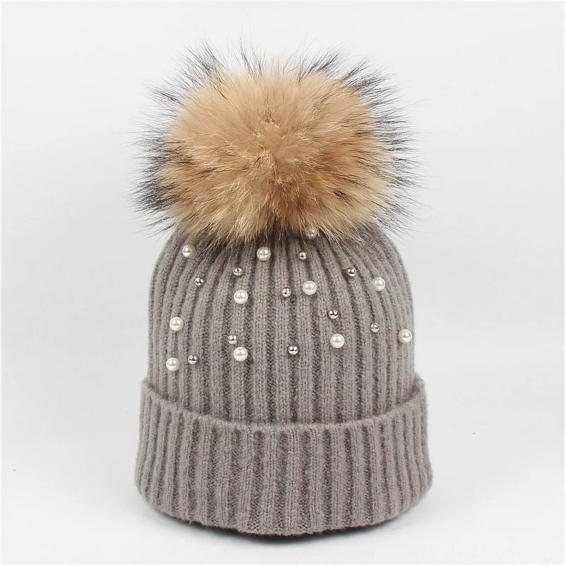Dames gebreide muts met parels en kunstbont pompon wintermuts_voghion.com