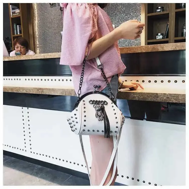 Metallfransen Dia Frauen Schulter Trend Stilvolle Chic Cartoon Anhänger Umhängetasche PU Leder Kette Weibliche Handba241216_voghion.com