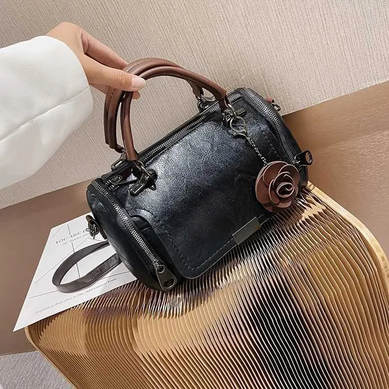 Große Vintage-Handtasche Boston aus einfarbigem PU mit Reißverschluss und Anhänger – perfekt für den gelegentlichen Gebrauch C241217_voghion.com