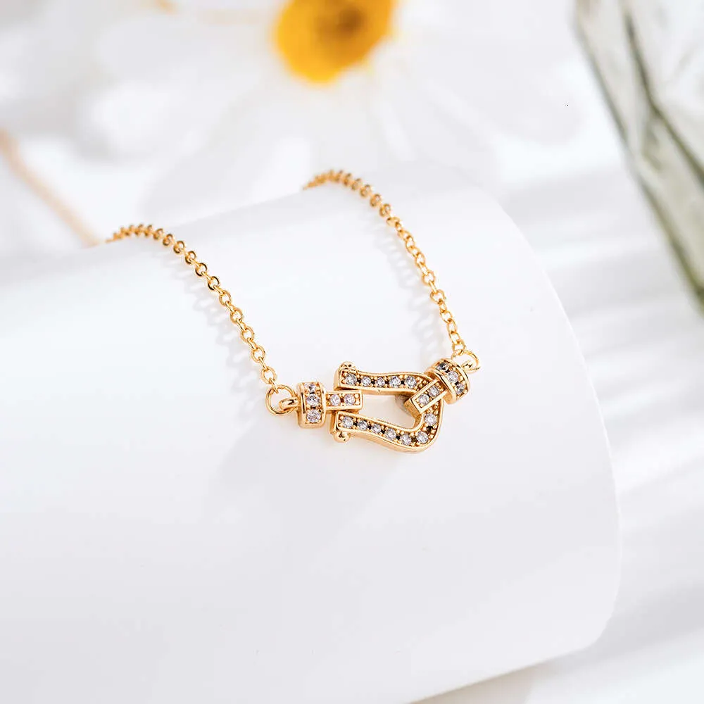collana da donna di design con cuore in argento con fibbia a ferro di cavallo con diamanti pieni di precisione, collana in oro 54b_voghion.com