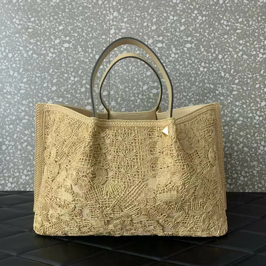 Sac fourre-tout en raphia avec finitions dorées, poignée supérieure et bandoulière - Sacs à main en paille design polyvalents pour la plage en été_voghion.com