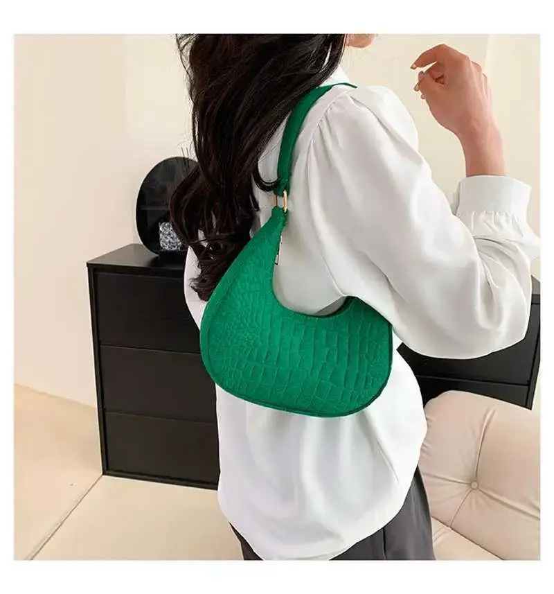 2023 mode Frauen Koreanische Neue Stein Muster Unterwäsche Casual Schulter Filz Einfarbig Handtasche Crescent Sattel Tasche_voghion.com