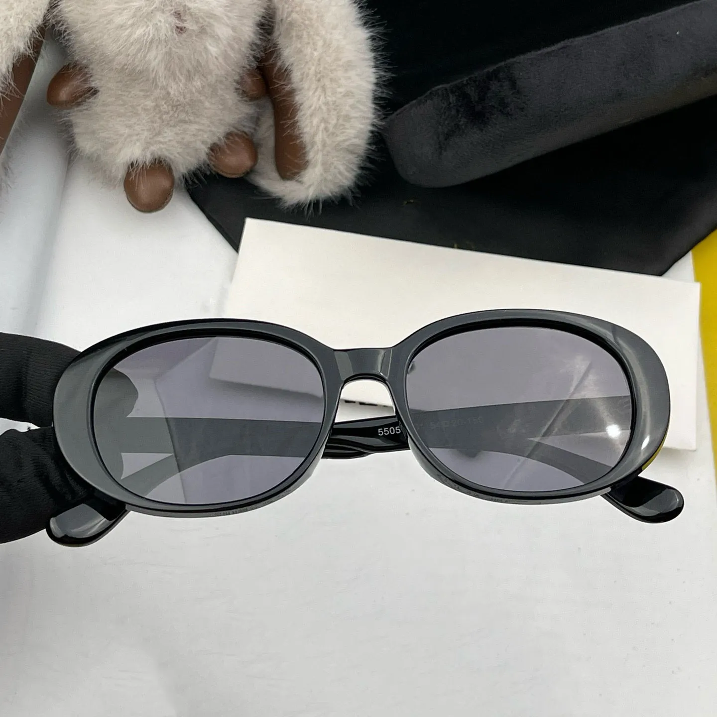 Óculos de sol retangulares luxuosos e elegantes com armações de acetato e proteção UV completa_voghion.com