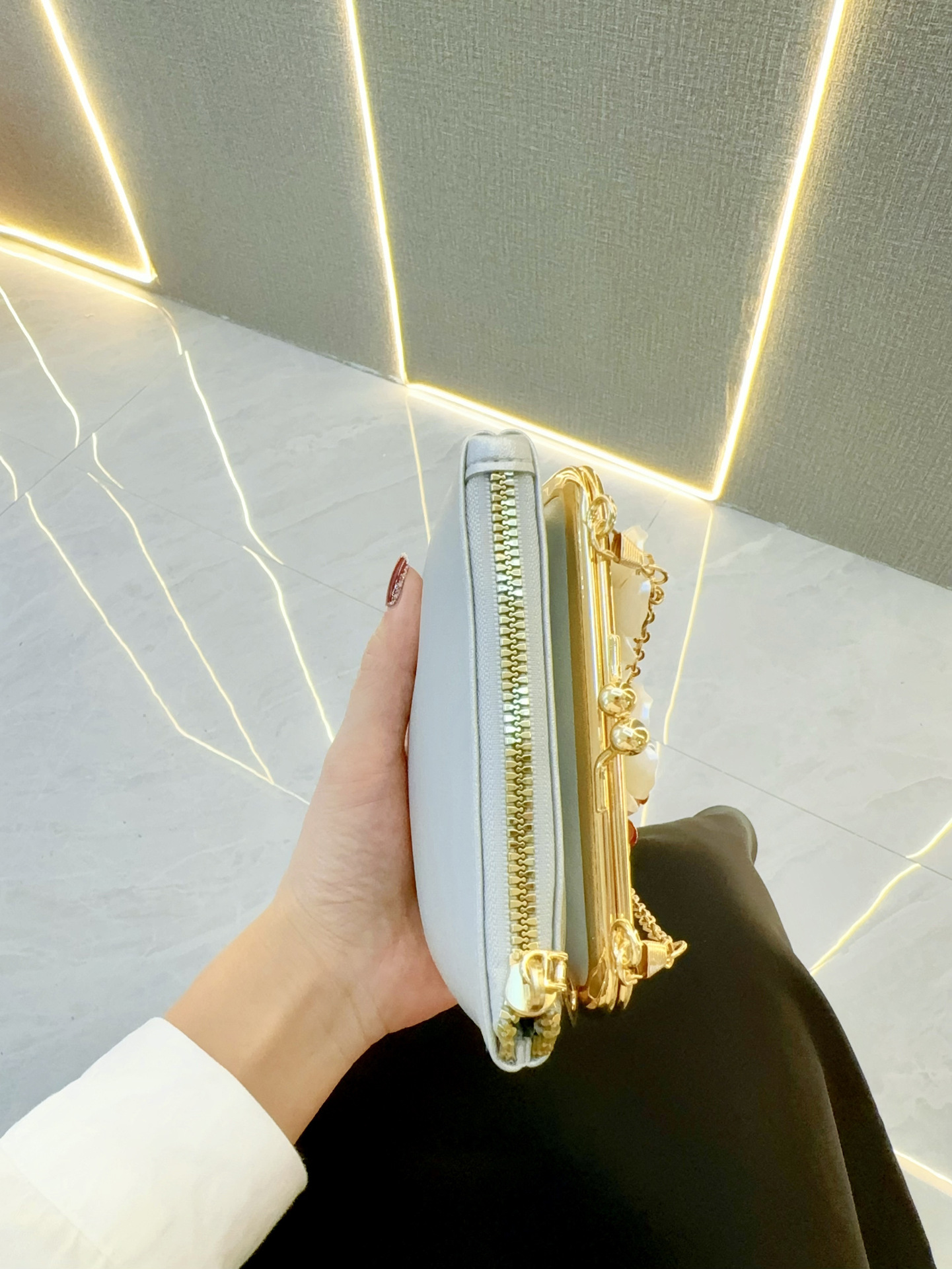Elegantná večerná kabelka s perlami a štrasom_voghion.com