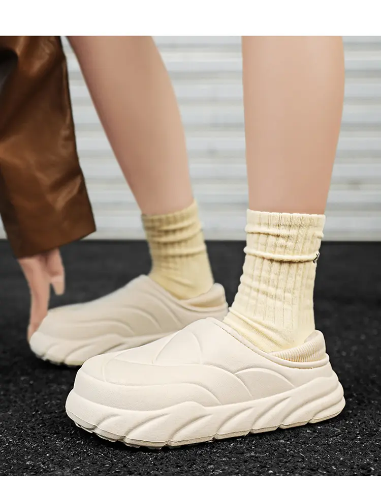 Dikke katoenen pantoffels voor koppels zijn modieus en warm, en mannen en vrouwen hebben het gevoel dat ze op stront stappen._voghion.com