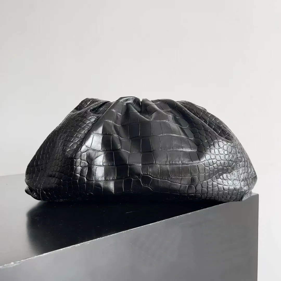 Dsignr Purss - Elegante Clutch mit plattiertem Cloud-Muster aus weichem, glänzendem Leder mit Alligatormuster und Sir Magnetic_voghion.com