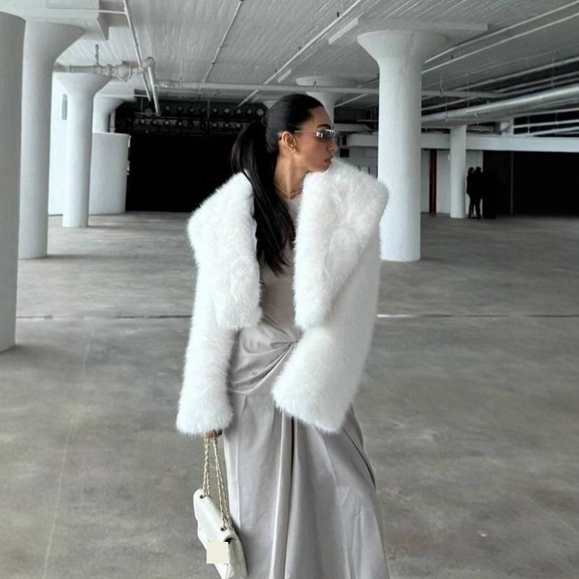 Damjacka i fuskpäls för höst och vinter, elegant pälsjacka_voghion.com