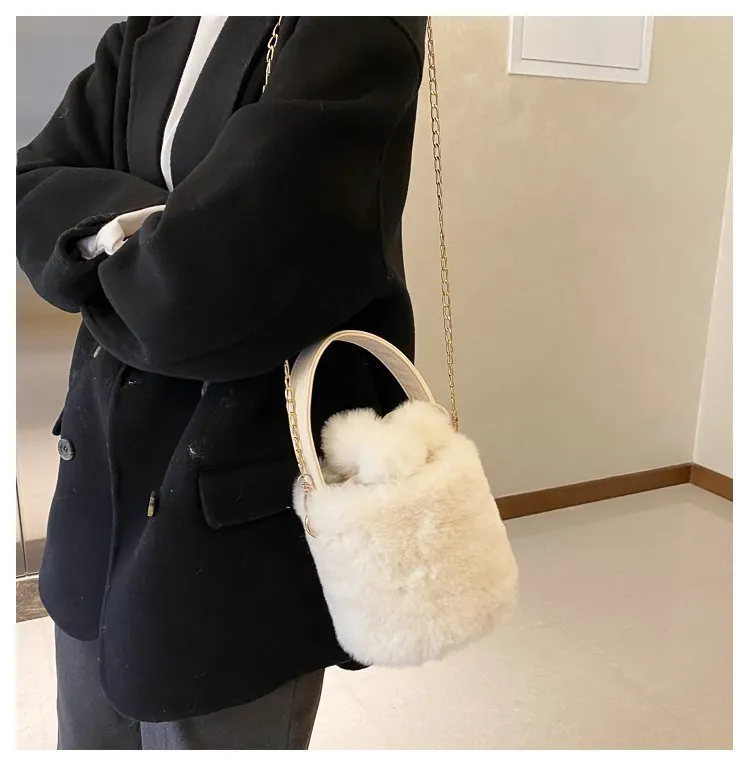 Sac à main en peluche avec cordon de serrage et boule de laine antivol, sac à bandoulière à une épaule, sac seau à la mode pour femmes 240820_voghion.com