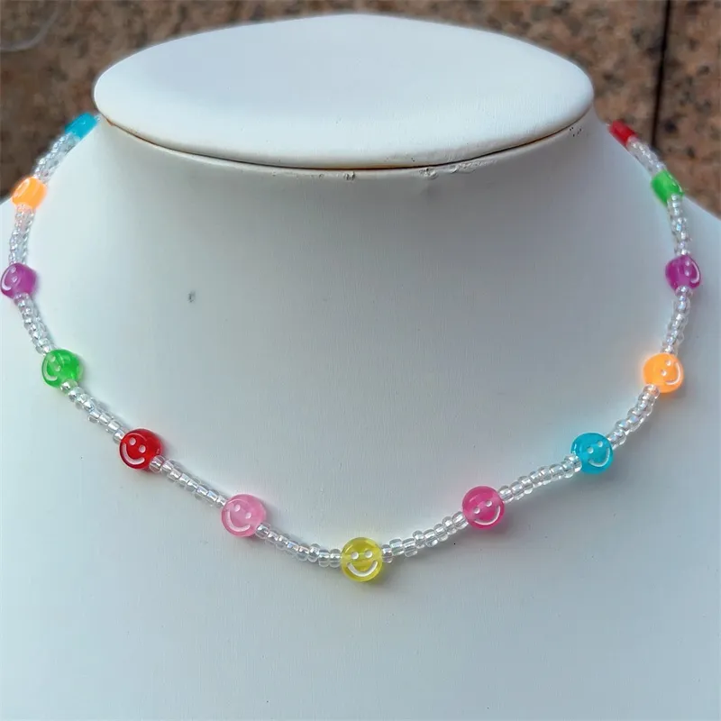 Kette bunt für Frauen Mode handgefertigt Daisy Blume Lächeln Charms Perlen Halsband Kunststoff Perlen Halskette Boho Schmuck_voghion.com