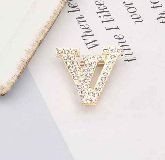 Kristall V-buchstaben Brosche Elegante Goldplattierte Anstecknadel_voghion.com