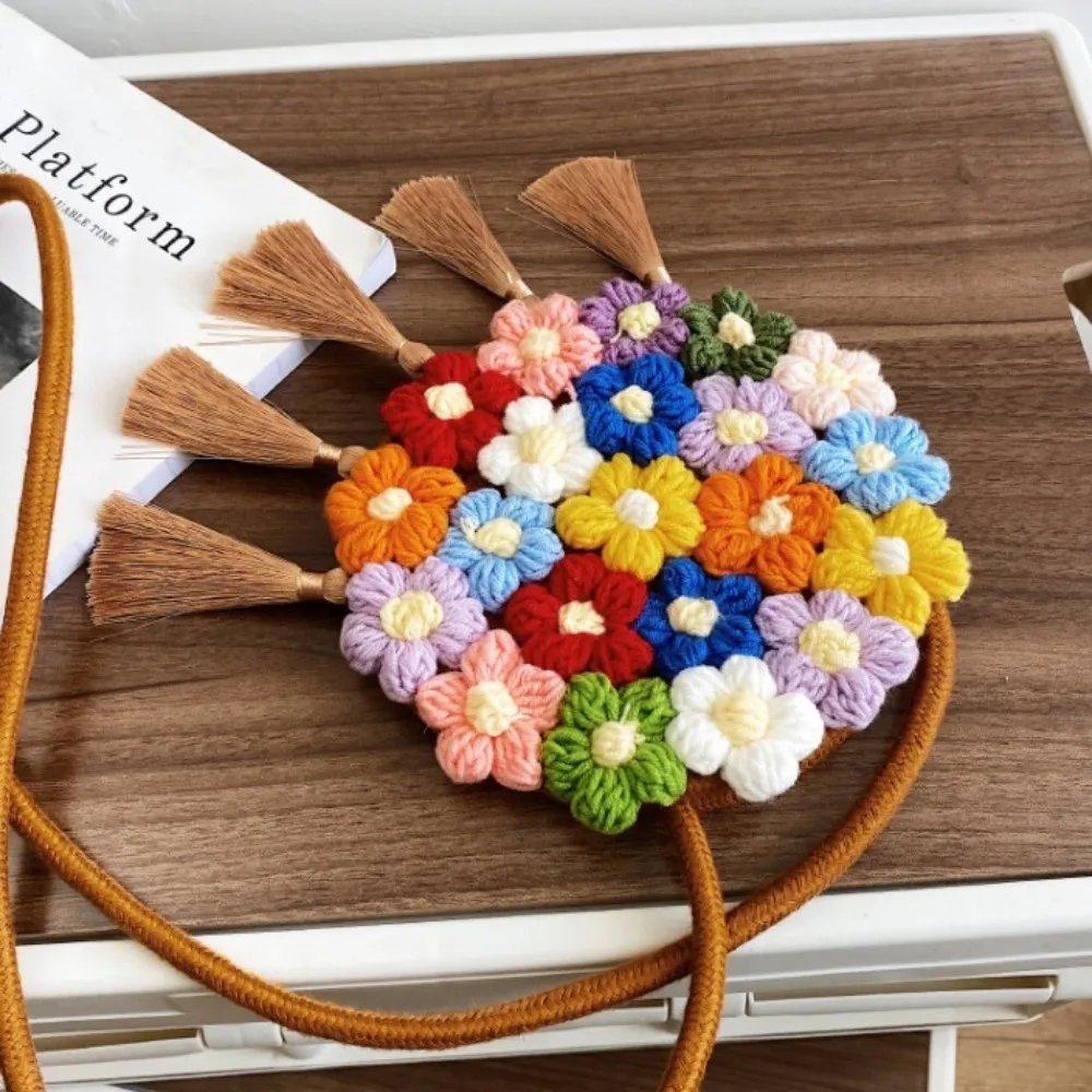 Borsa da spiaggia in rattan bohémien, lavorata a maglia in cotone e lino, con nappa, in stile rurale e con spallacci lavorati all'uncinetto floreale._voghion.com