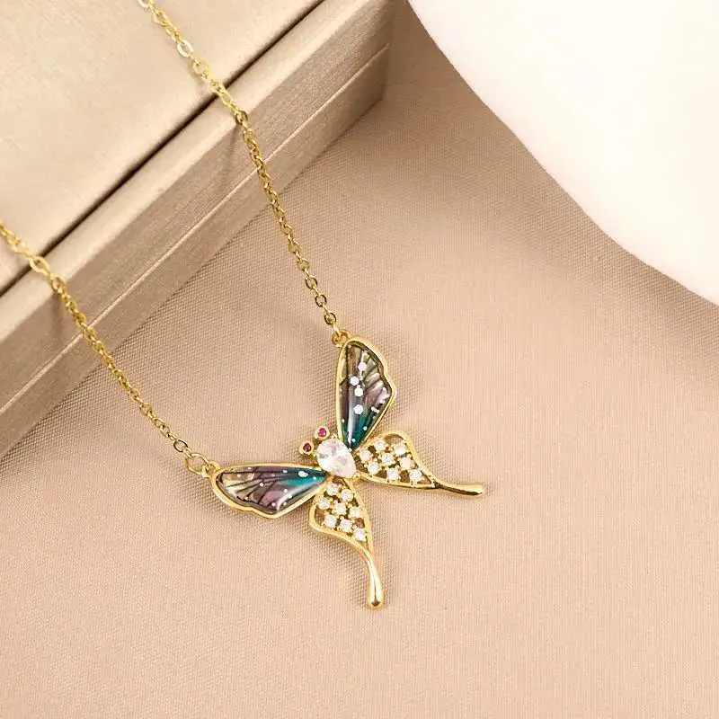 Collane con ciondolo classiche personalizzate con micro-decorazioni, collana con ali di farfalla colorate, alla moda e affascinante_voghion.com