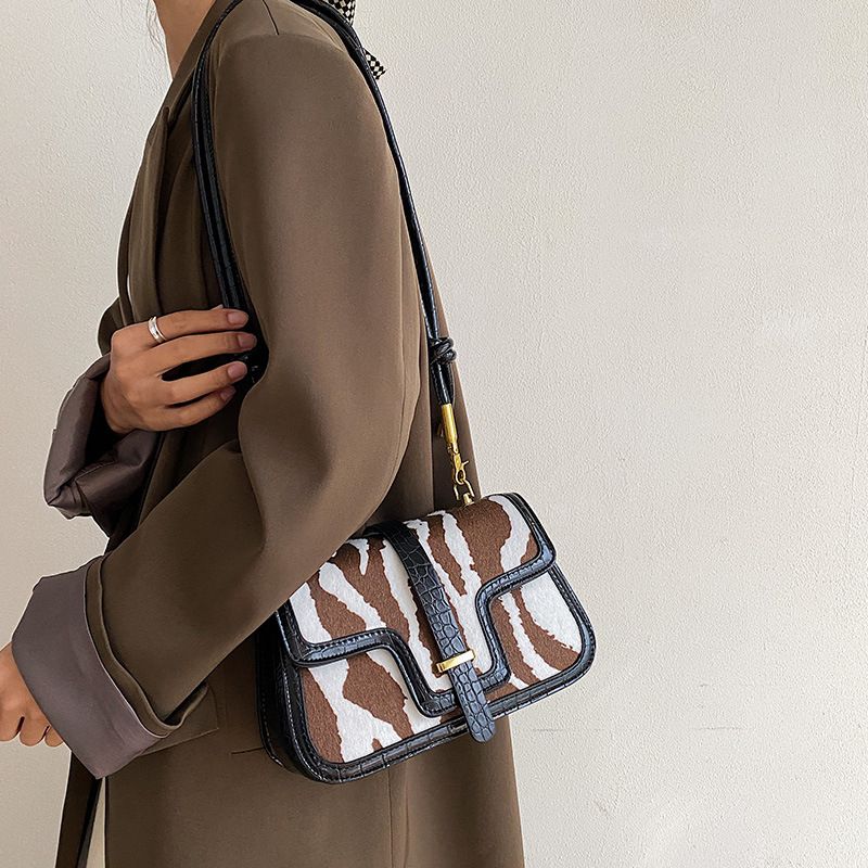 2023 Herbst neue hochwertige Textur Umhängetasche modische Persönlichkeit vielseitige gestreifte Tasche Außenhandel_voghion.com