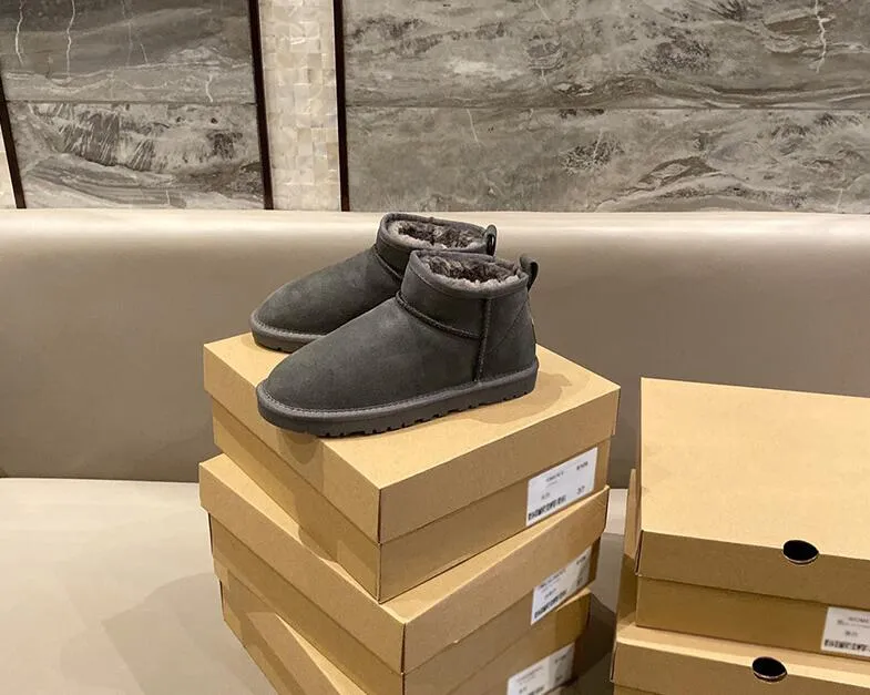Bottes de neige courtes classiques à la mode pour femmes, bottes chaudes décontractées en peau de mouton et peluche avec sac à poussière pour cartes_voghion.com