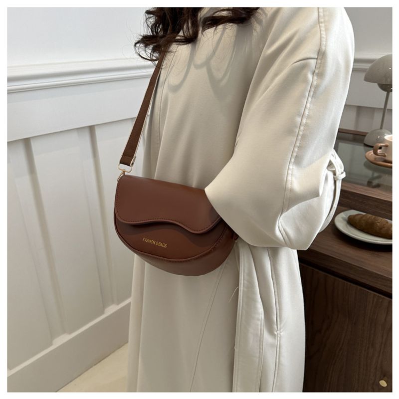 Doku ve Mod 2024 Lässig Einfarbig Neue Frühjahr Abdeckung Breiter Riemen PU Einzelner Schulter Crossbody Sattel_voghion.com