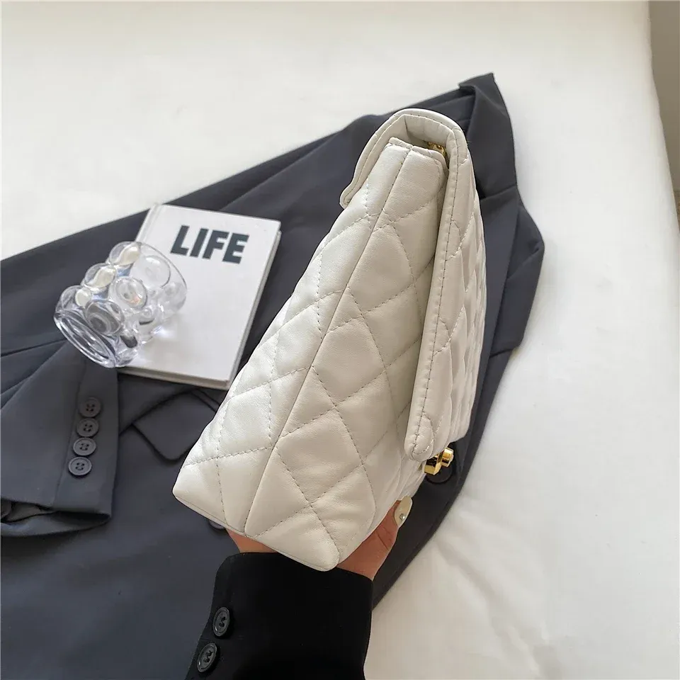Elegante bolso bandolera acolchado de piel: bolso cruzado de diseño para mujer, con cadena grande, bolso elegante en blanco y negro._voghion.com