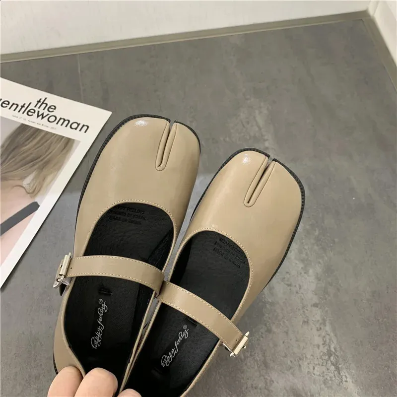 Novelty Split Toe Mary Jane Flat Shoes For Women In Leather_voghion.com