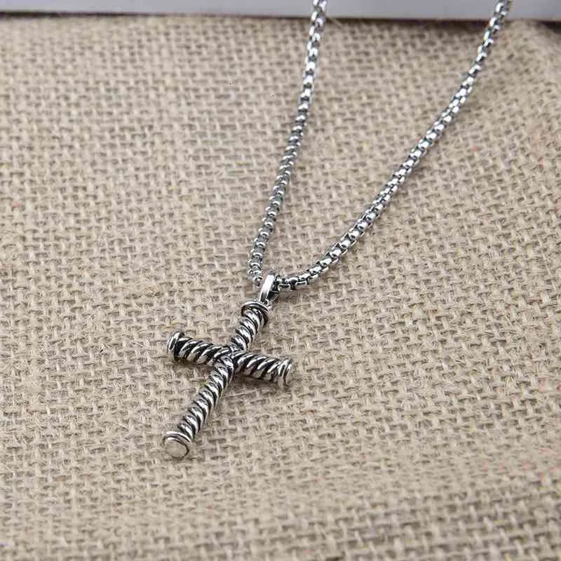Collana con pendente a croce ritorta gioiello unisex per coppie_voghion.com