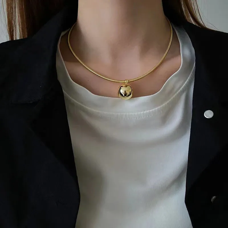 Collane Ciondolo a sfera rotonda Acciaio inossidabile Chockers Torques Collana sexy esagerata di gioielli di moda per donne coreane_voghion.com