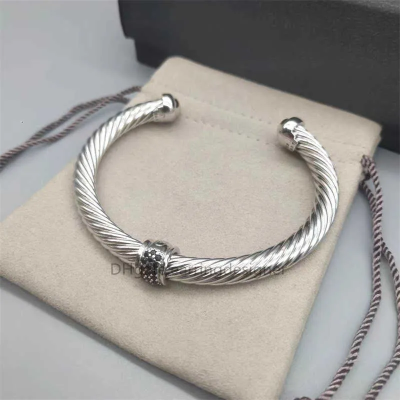 Bracciale a cavo dorato gioiello di design a manetta per donna_voghion.com