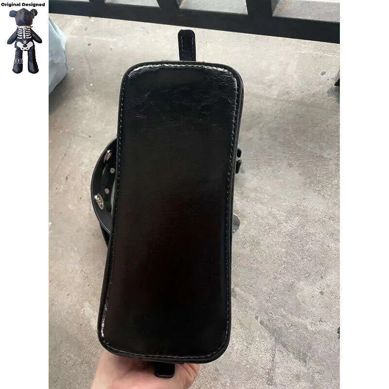 Dee selwechte Stil wéi Blogger Punk Nieten Gothic Rock Guita Metall Schnallen Handtasche Frae Schëller Pikant Meedercher Crossbody Tasche_voghion.com