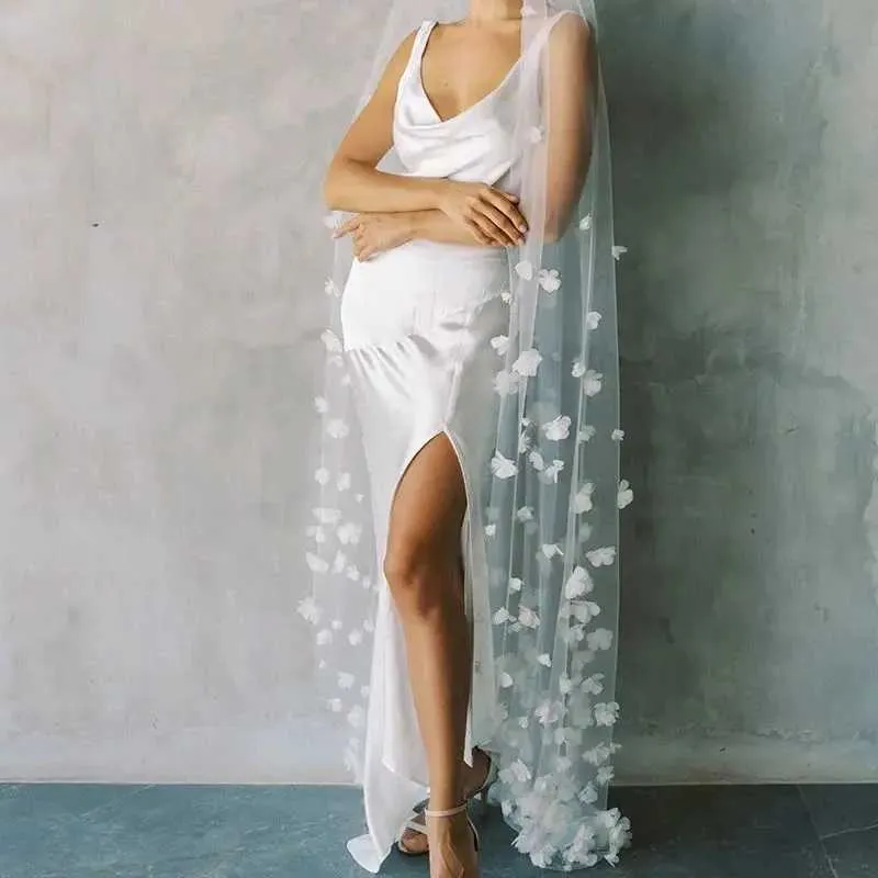 Gioielli per capelli V20s a un livello con fiori in tessuto, applicazioni floreali in pizzo sparse, velo da sposa, fiori in organza 3D sulla sposa_voghion.com