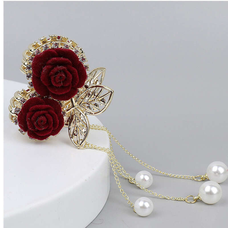 2024 Nouvelles pinces à cheveux élégantes en forme de requin avec pompon en perles et fleurs de rose pour fille_voghion.com