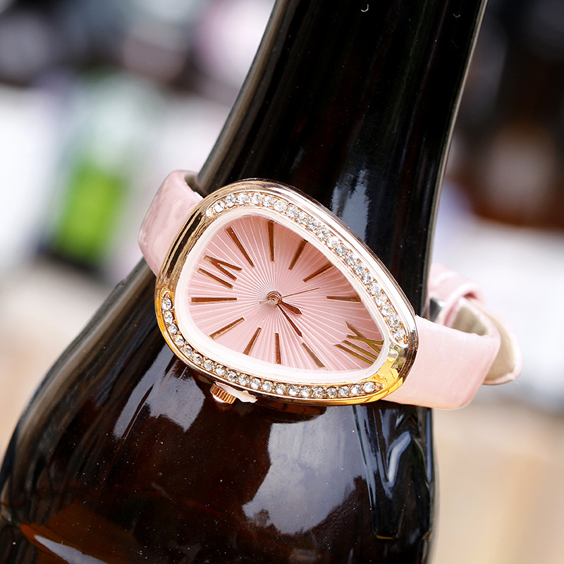 Serpentine Quartz Women's Watch With Diamond Details And Leather_voghion.com