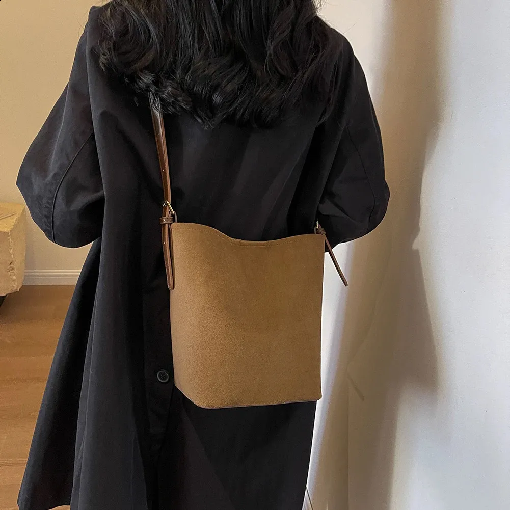 2024 est Femmes Daim Femelle Givré Split Cuir Seau Sac À Bandoulière Dame 2 pièces Ensemble Bandoulière Messager En Gros 240912_voghion.com