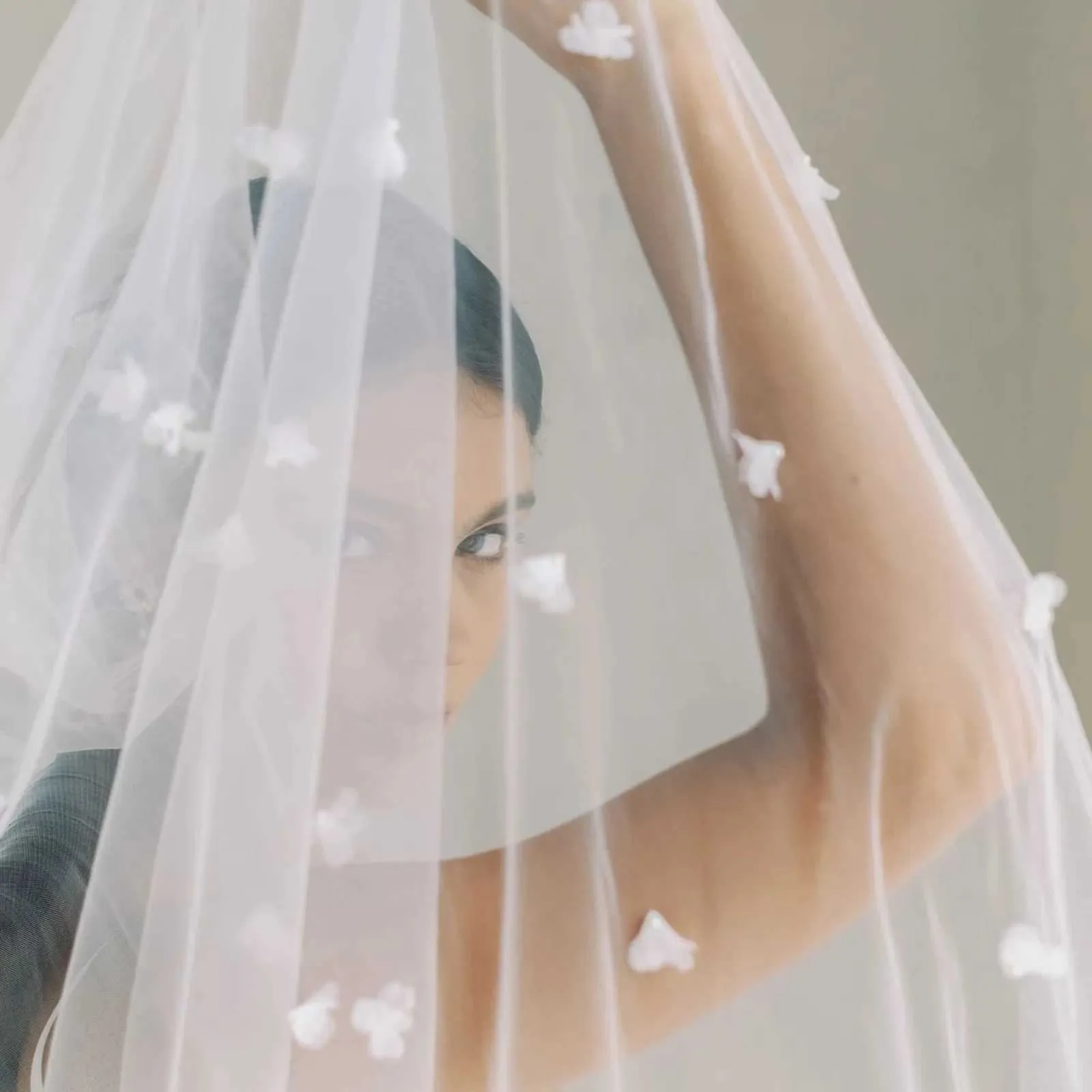 Haarschmuck V190 Zweilagiger Rouge-Hochzeitsschleier 3D-Blumen Lang Kathedrale Weich Braut Illusion Mit Kamm Braut_voghion.com