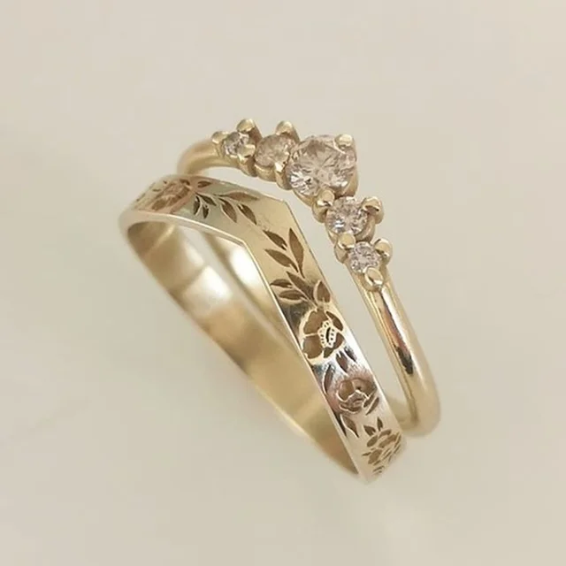 2025 Nei Arrivée Elegant Einfach fir Fraen Vintage Goldfaarf V-fërmeg Handgeschnëtzte Blummenréng Hochzäitsbrautsets_voghion.com