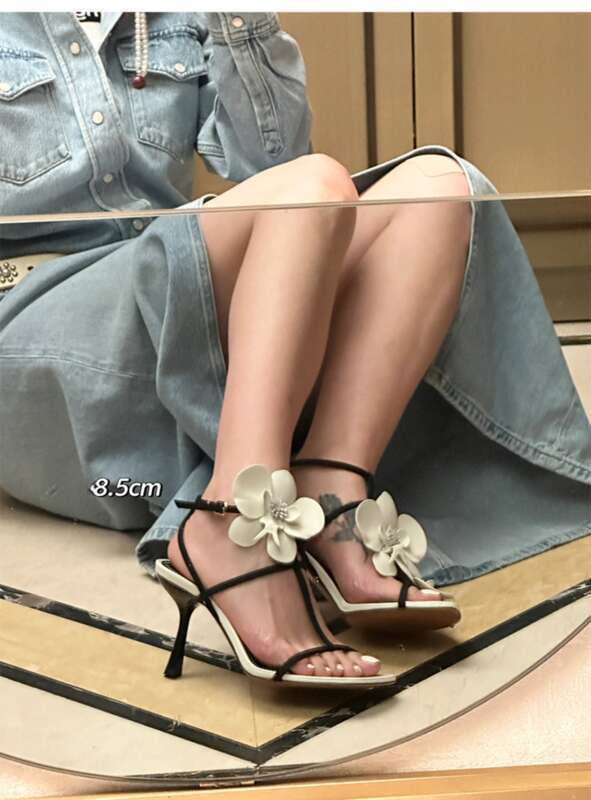 Sandali con punta aperta e fiore bianco, design di alta qualità 2025, linea dritta, tacco alto e sottile, punta quadrata, da donna_voghion.com
