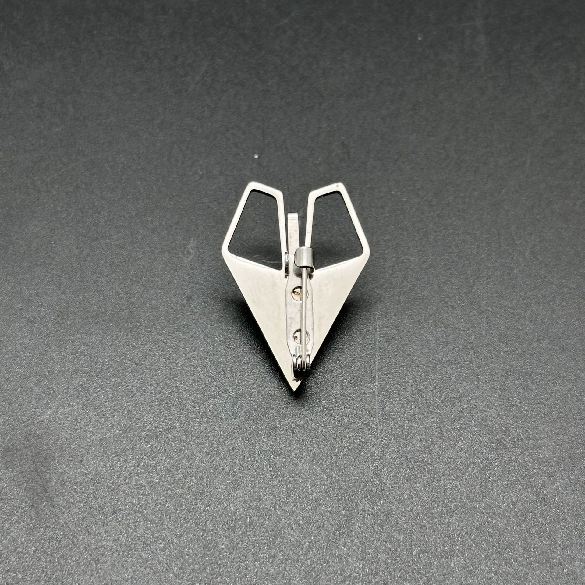 Design con spilla per aeroplano di carta in acciaio inossidabile, fermaglio per camicia alla moda, lusso leggero e semplice da uomo e da donna_voghion.com