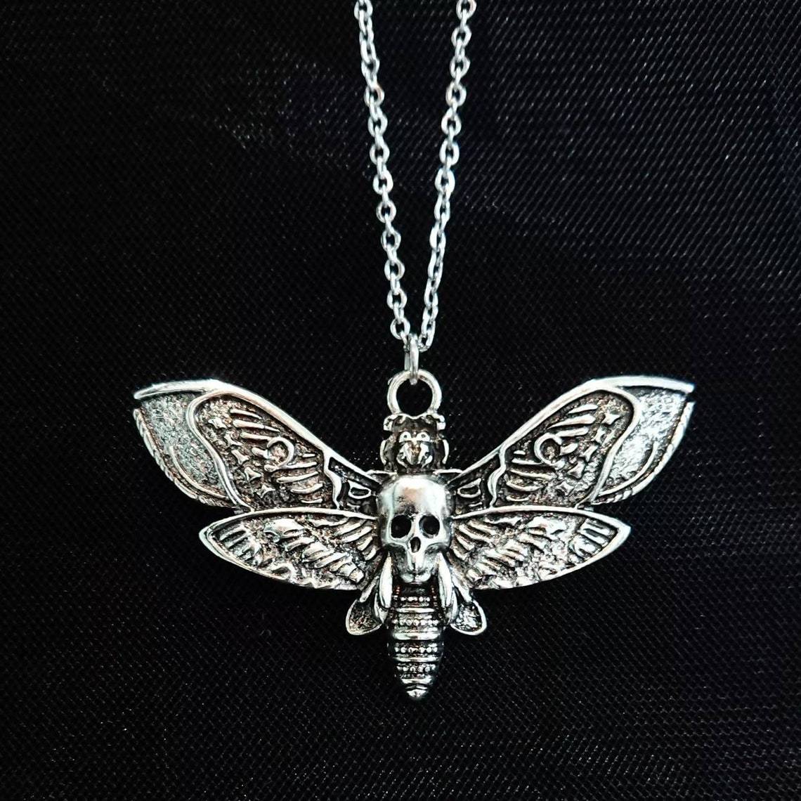 Bijoux et accessoires Collier pendentif sphinx argenté et blanc style gothique_voghion.com