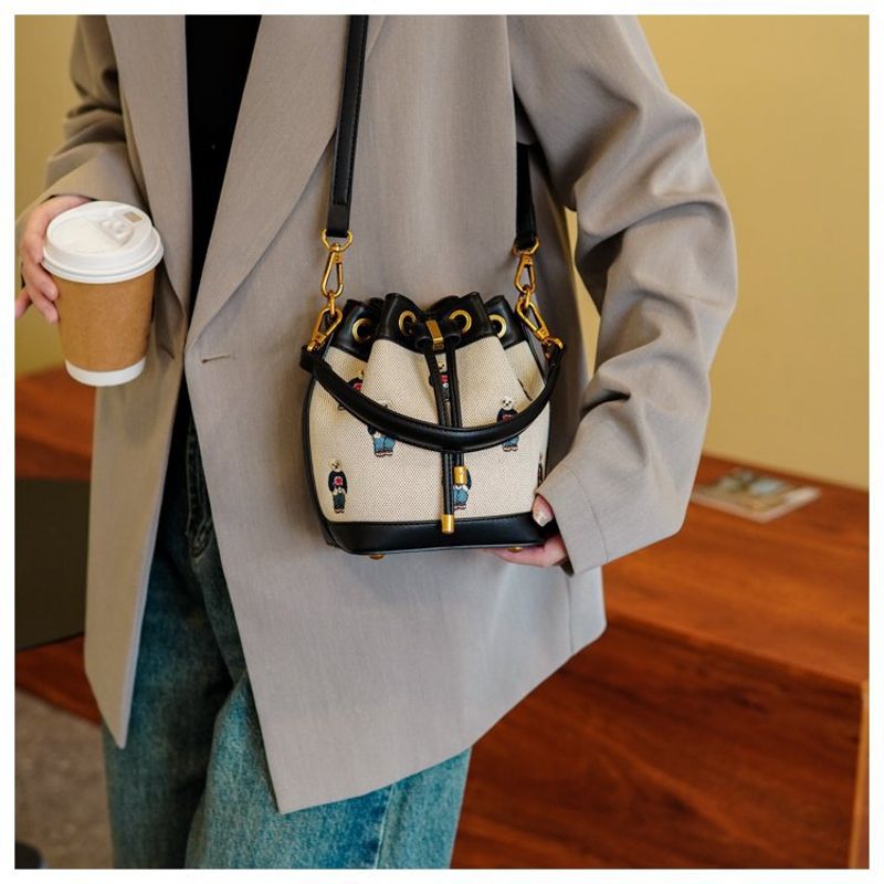 Modische, personalisierte Großraumtasche für Damen 2024, neue süße, tragbare Beuteltasche mit Cartoon-Muster,_voghion.com