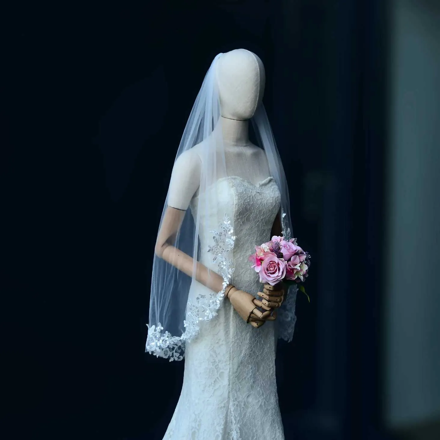 Nakit za kosu V47 Kratki mladenki velovi s rubom, duljina katedrale, vjenčani veo s češljem, cvjetni francuski čipkasti obrub_voghion.com