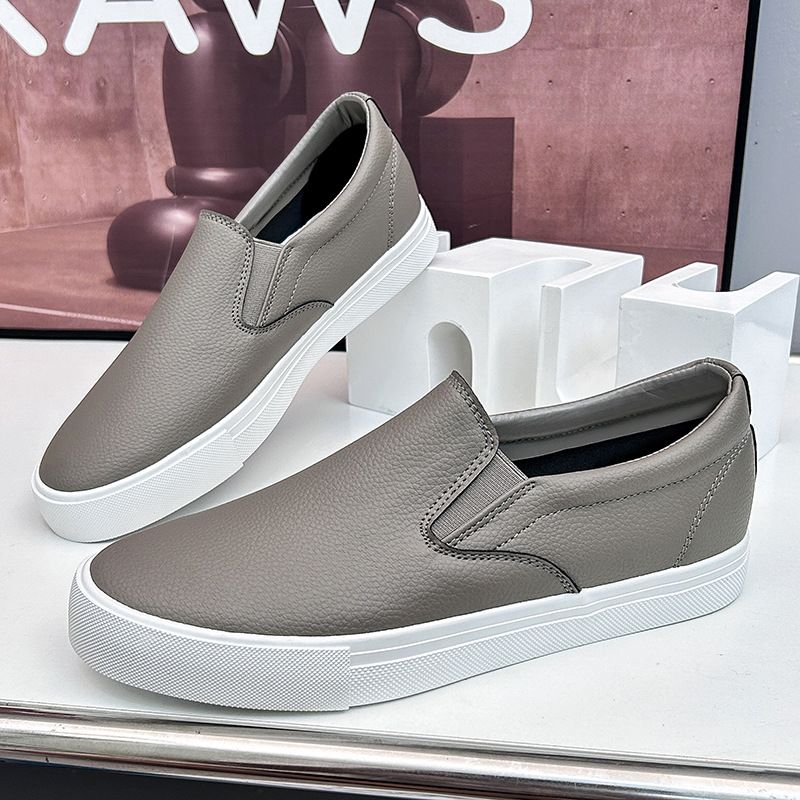 Indossa scarpe elastiche e comode con un piede, scarpe casual da tavola con fondo piatto grigio-marrone, uomo in studio_voghion.com