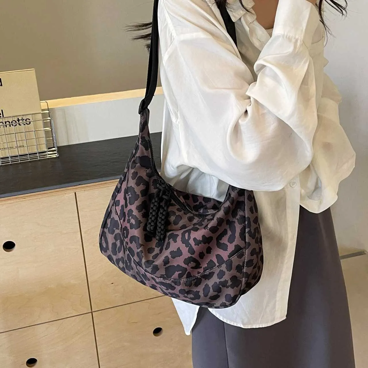 Autumn/Winter large capacity commuter leopard print crossbody Womens canvas fashion casual shoulder dumpg bag_voghion.com