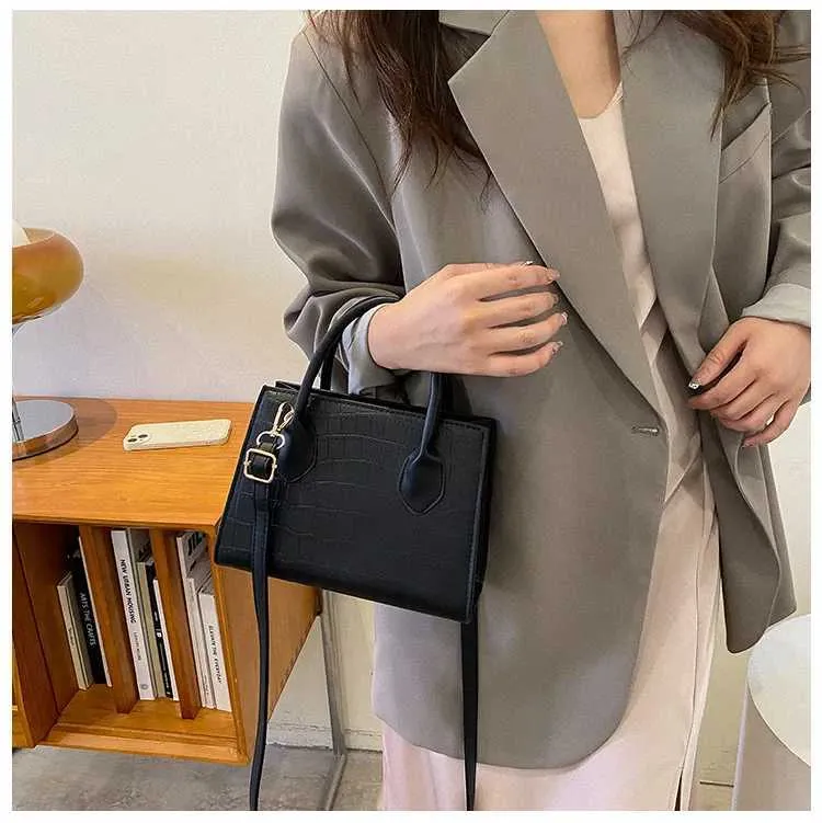 Nya fyrkantiga Crossbody-väskor för kvinnor Mode handväskor och plånböcker Dam axelväska Small Top Handle BagsC241108_voghion.com