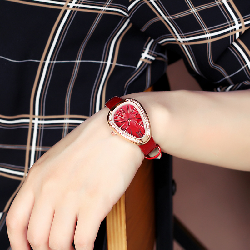 Serpentine Quartz Women's Watch With Diamond Details And Leather_voghion.com