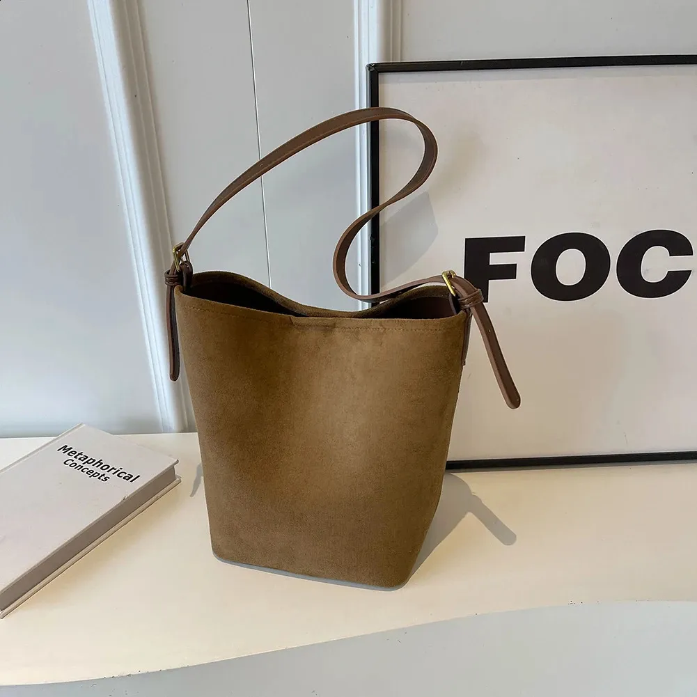 2024 est Femmes Daim Femelle Givré Split Cuir Seau Sac À Bandoulière Dame 2 pièces Ensemble Bandoulière Messager En Gros 240912_voghion.com