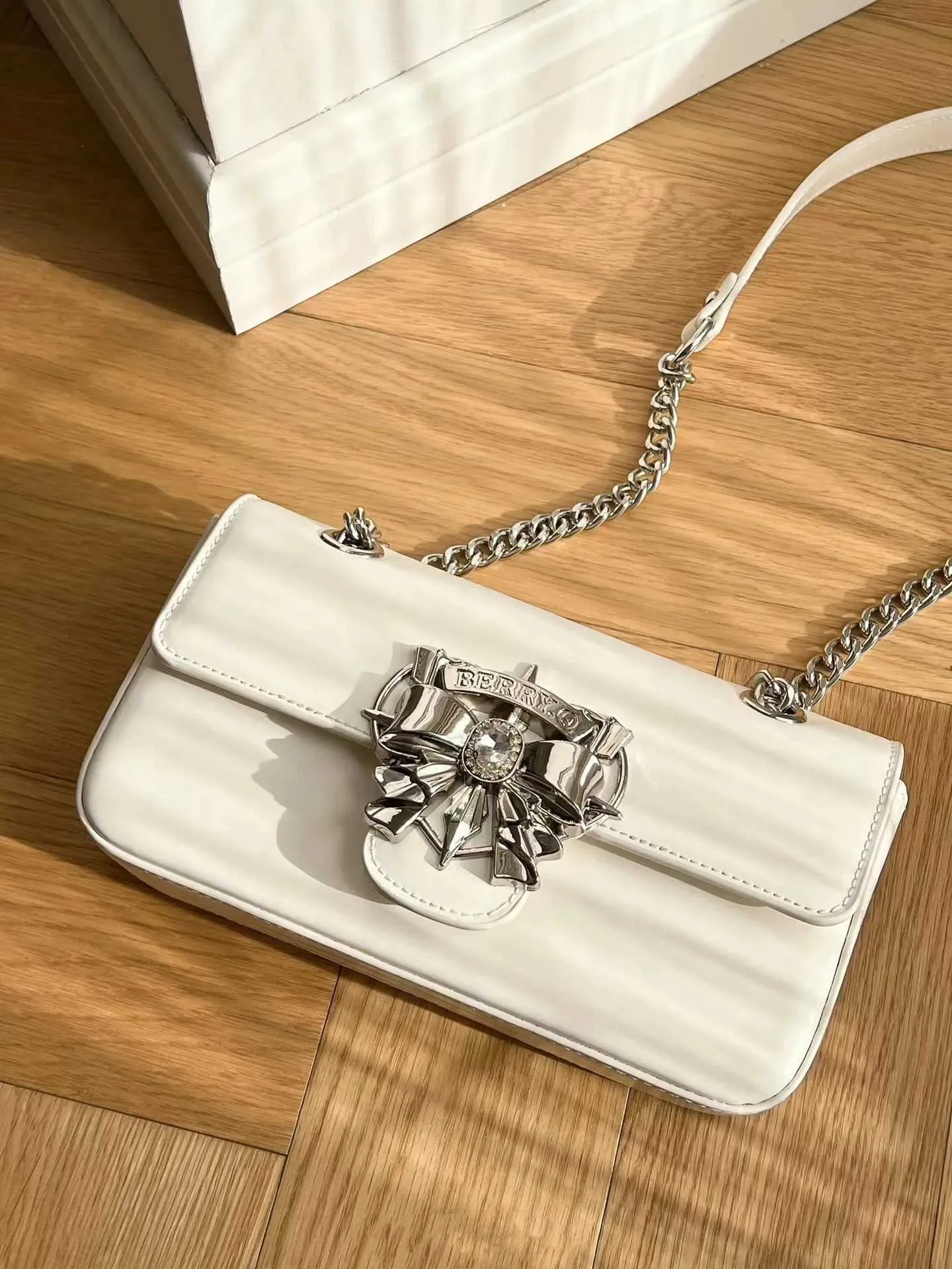 Elegante schoudertas en crossbody tas voor dames met strik_voghion.com