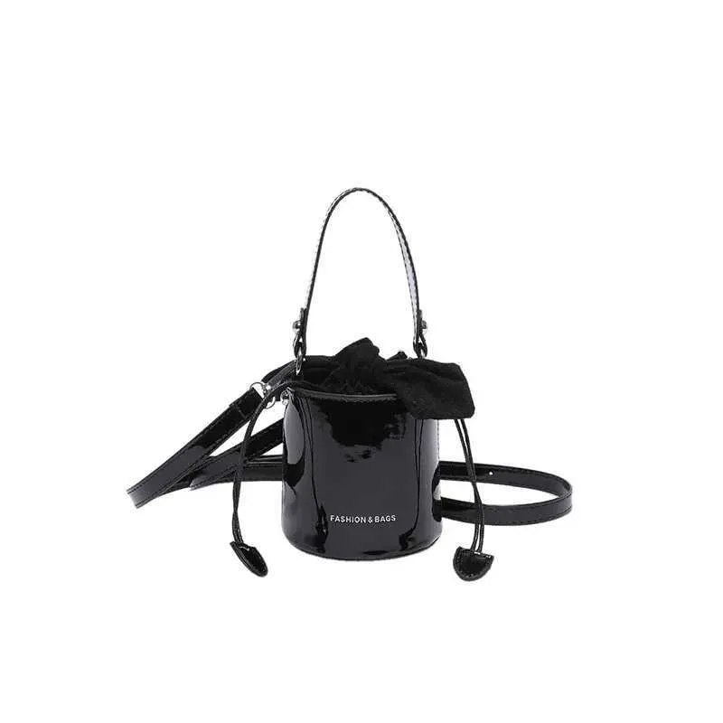 Mini Exquisite Weinrot Hochglanzlack Oberfläche Umhängetasche 2024 Neue Schleife Drstring Unterarm Taschen High Street Lippenstift_voghion.com