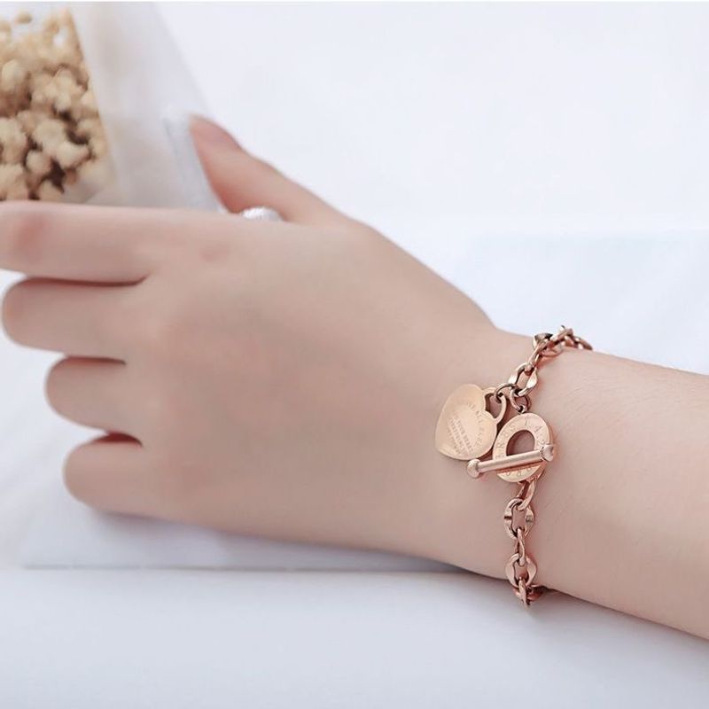 Nuovo design di nicchia INS Wind Titanium da donna OT Buckle Love Bracciale in acciaio inossidabile a forma di cuore_voghion.com